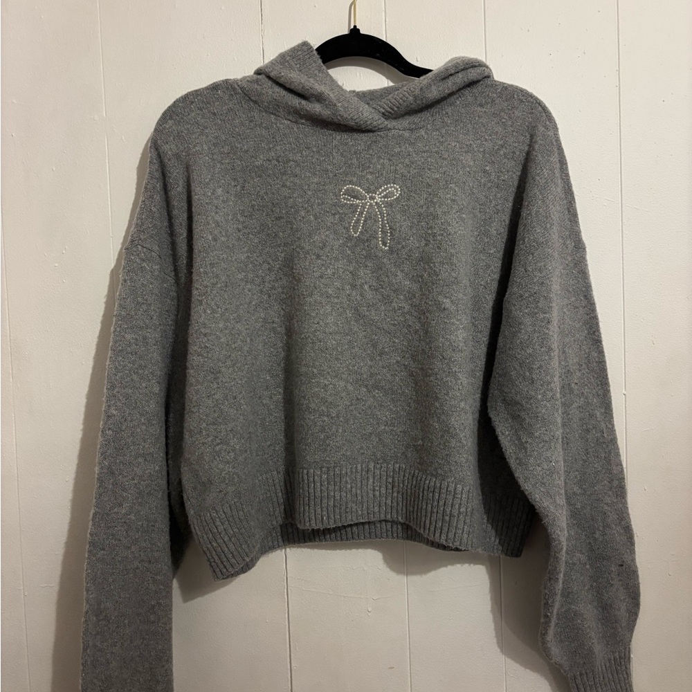 gray hollister sweater with bow